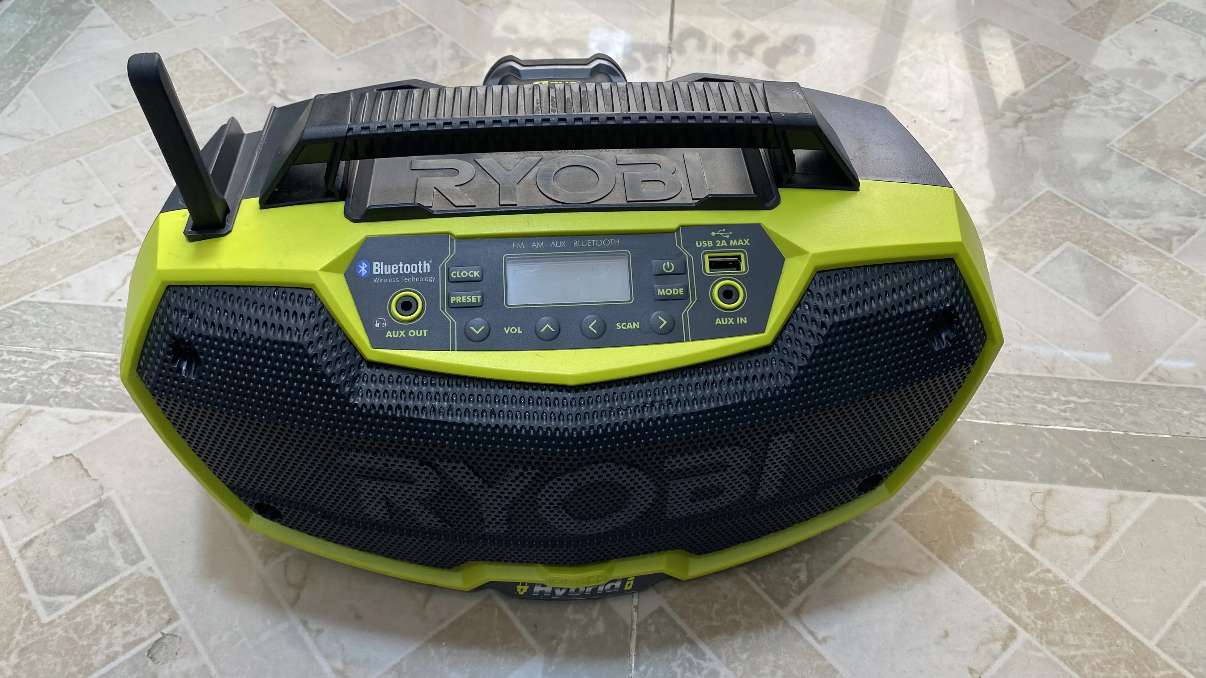 اسپیکرریوبی دارای بلوتوث AUX رادیو  USB جهت شارژ و هم شارژی وبرق مستقیم RBT18-0