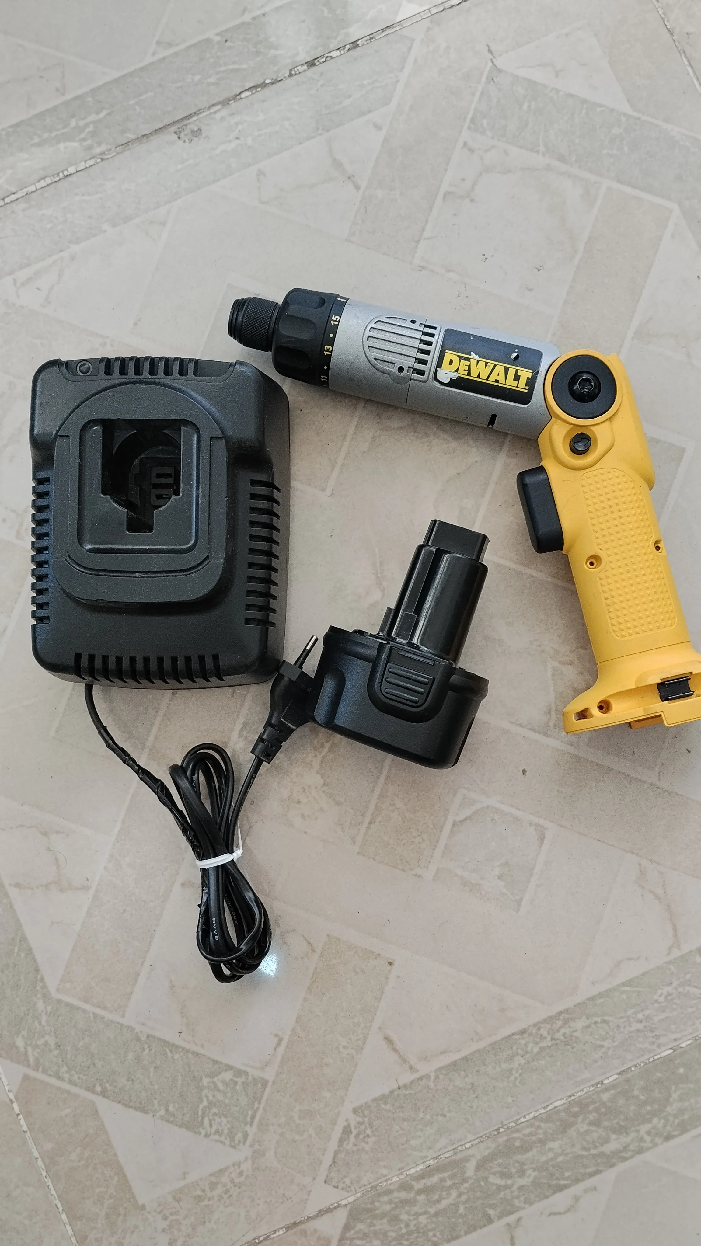 پیچ گوشتی شارژی دیوالت ۷/۲ولت مدل DW920 ترکمتر دار کارکرده